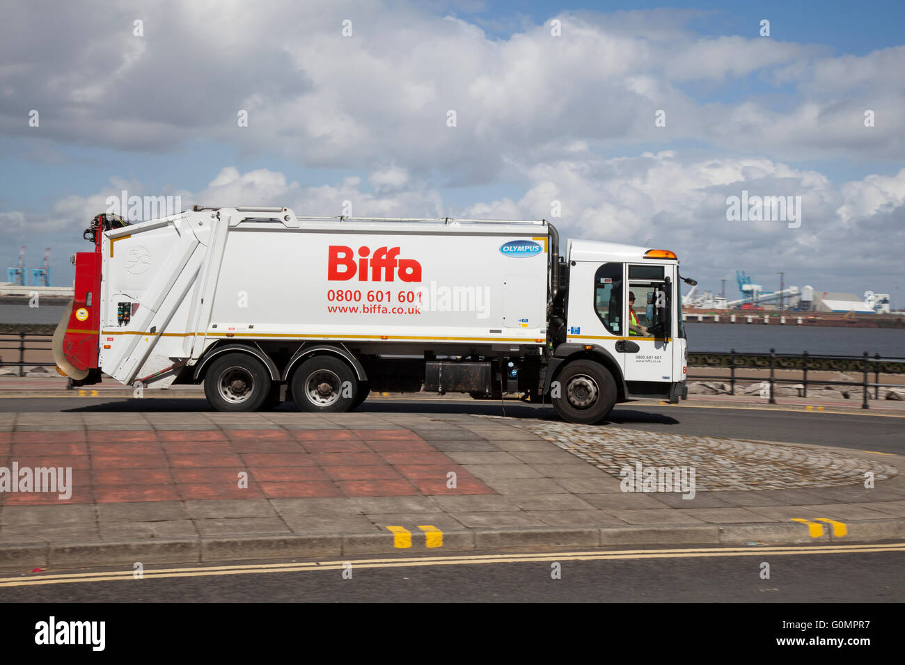 Biffa camion della spazzatura, autocarro, rifiutare il carrello, rifiuti, cestino carrello, spazzatura, città, veicolo, dump, ambiente, riciclaggio, ambientale, pulizia in New Brighton, Wallasey, Wirral, Merseyside, Regno Unito Foto Stock