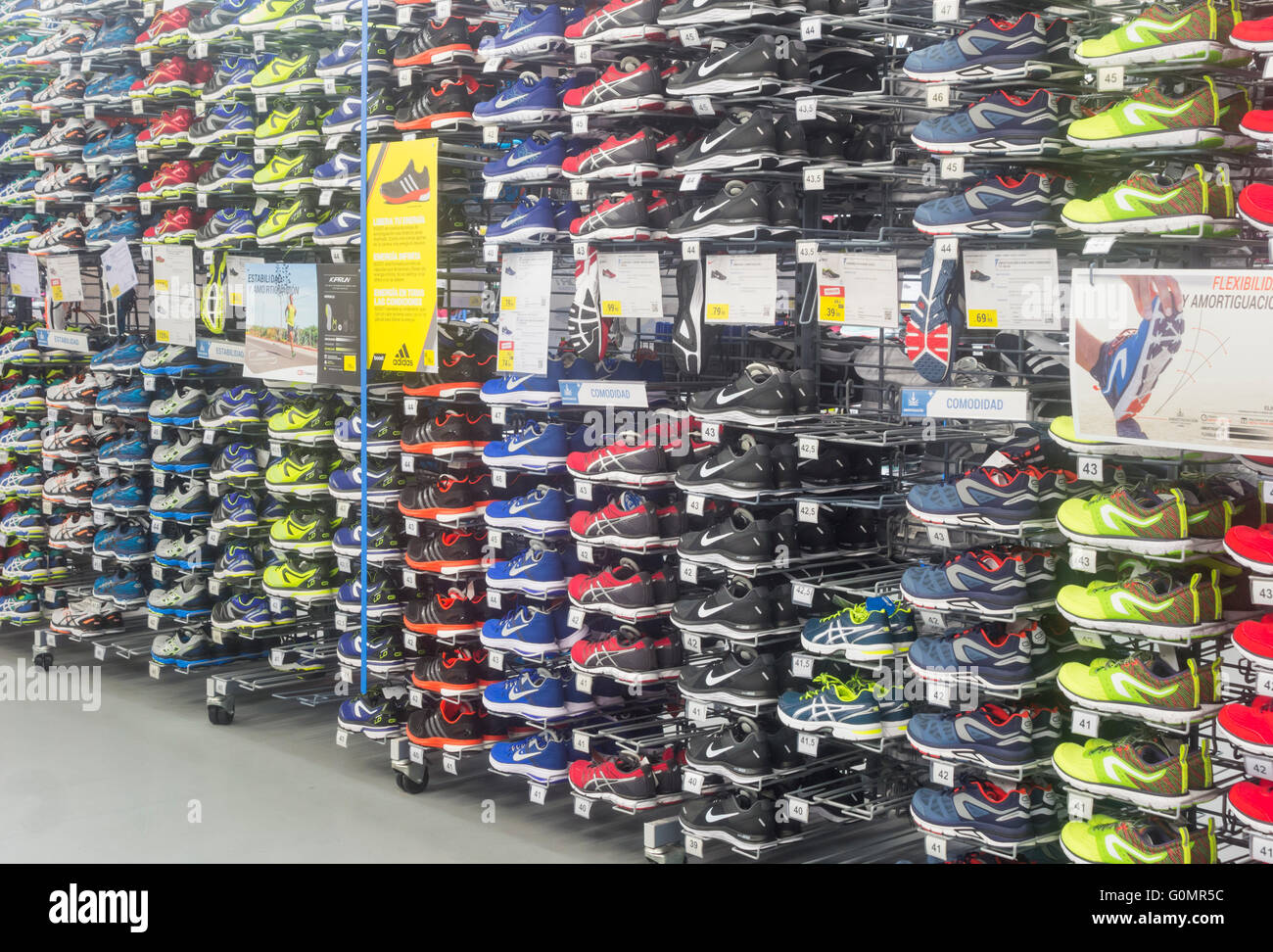 Kalenji marca di scarpe da corsa nel negozio Decathlon. "Kalenji' è  Decathlon la propria esecuzione (scarpe e abbigliamento di marca Foto stock  - Alamy