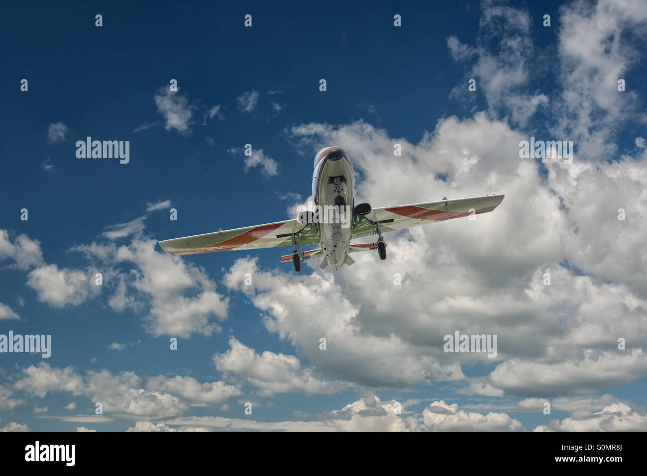 Un aereo in un bel cielo azzurro Foto Stock