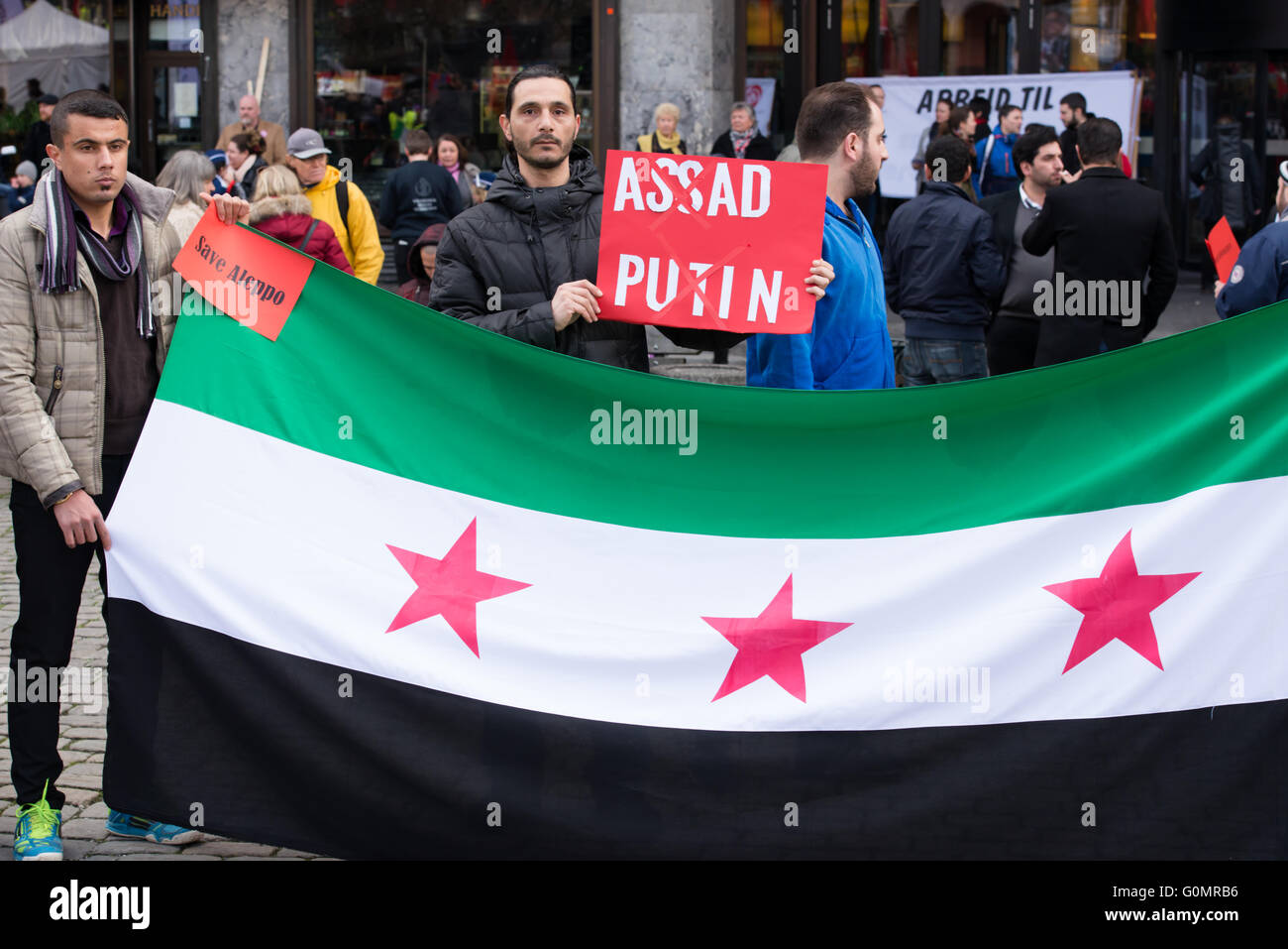 Rifugiati siriano protesta il Presidente Bashar al-Assad durante il giorno di maggio sfilano a Oslo, Norvegia, 1 maggio 2016. Foto Stock