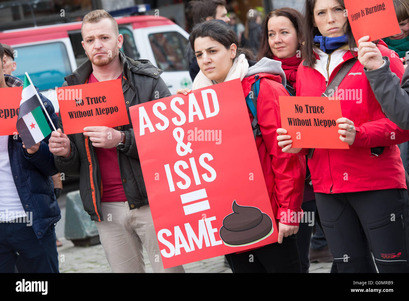 Rifugiati siriano protesta il Presidente Bashar al-Assad durante il giorno di maggio sfilano a Oslo, Norvegia, 1 maggio 2016. Foto Stock