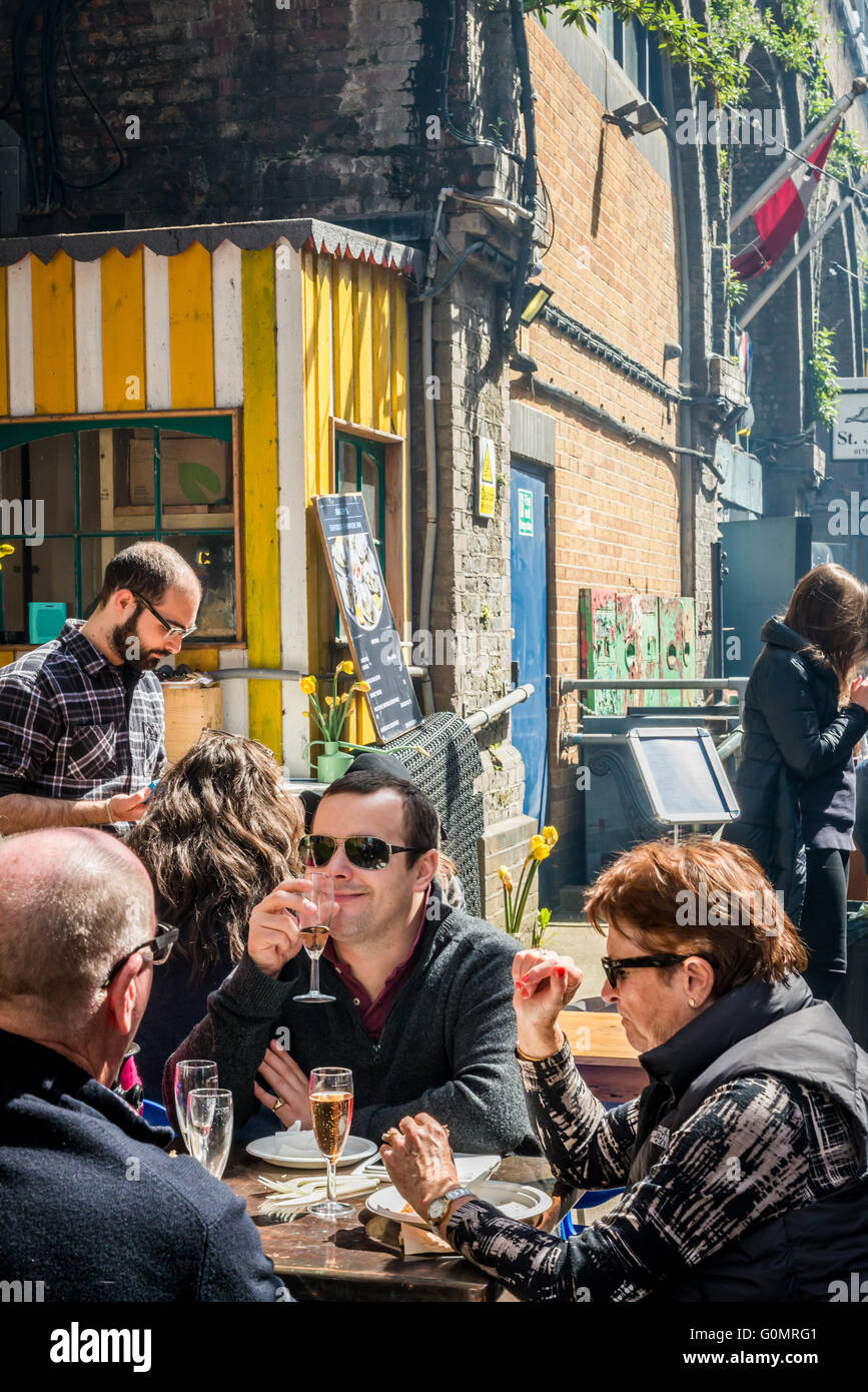 London, Regno Unito - 30 Aprile 2016: Maltby Street Market in Bermondsey (situato in archi ferroviaria, SE1, fune a piedi). Un grande Foto Stock