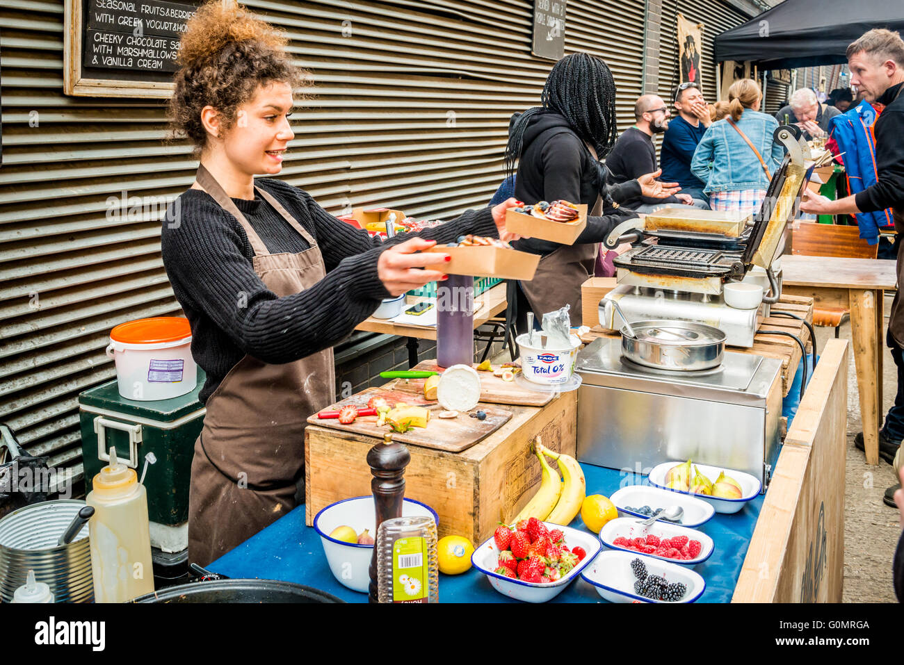 London, Regno Unito - 30 Aprile 2016: Maltby Street Market in Bermondsey (situato in archi ferroviaria, SE1, fune a piedi) Foto Stock