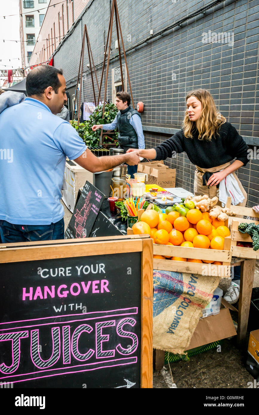 London, Regno Unito - 30 Aprile 2016: Maltby Street Market in Bermondsey (situato in archi ferroviaria, SE1, fune a piedi). Un grande Foto Stock