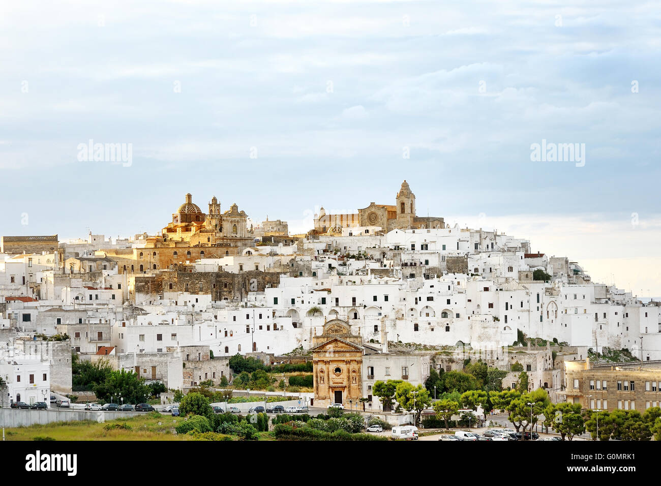 Vista panoramica della città bianca Ostuni, Puglia, mediterraneo sud italia Foto Stock