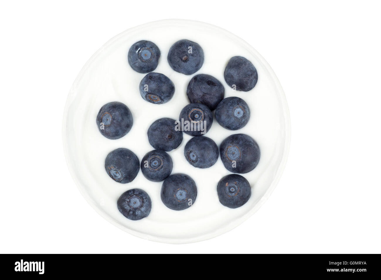 I mirtilli spruzzata su di una ciotola di yogurt greco Foto Stock