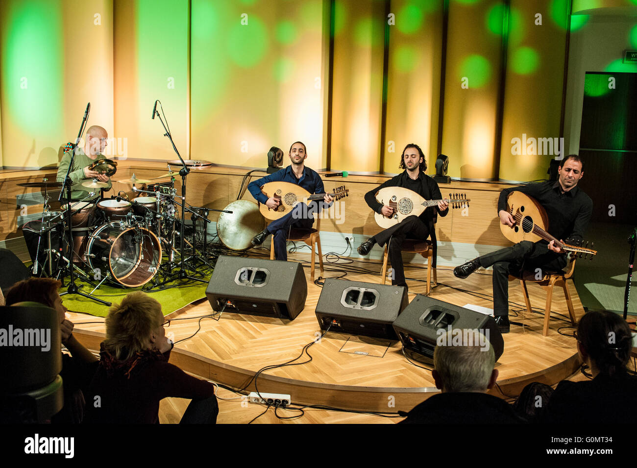 Musicisti palestinesi suonare dal vivo presso il polacco di Radio studio a Varsavia in Polonia. Foto Stock