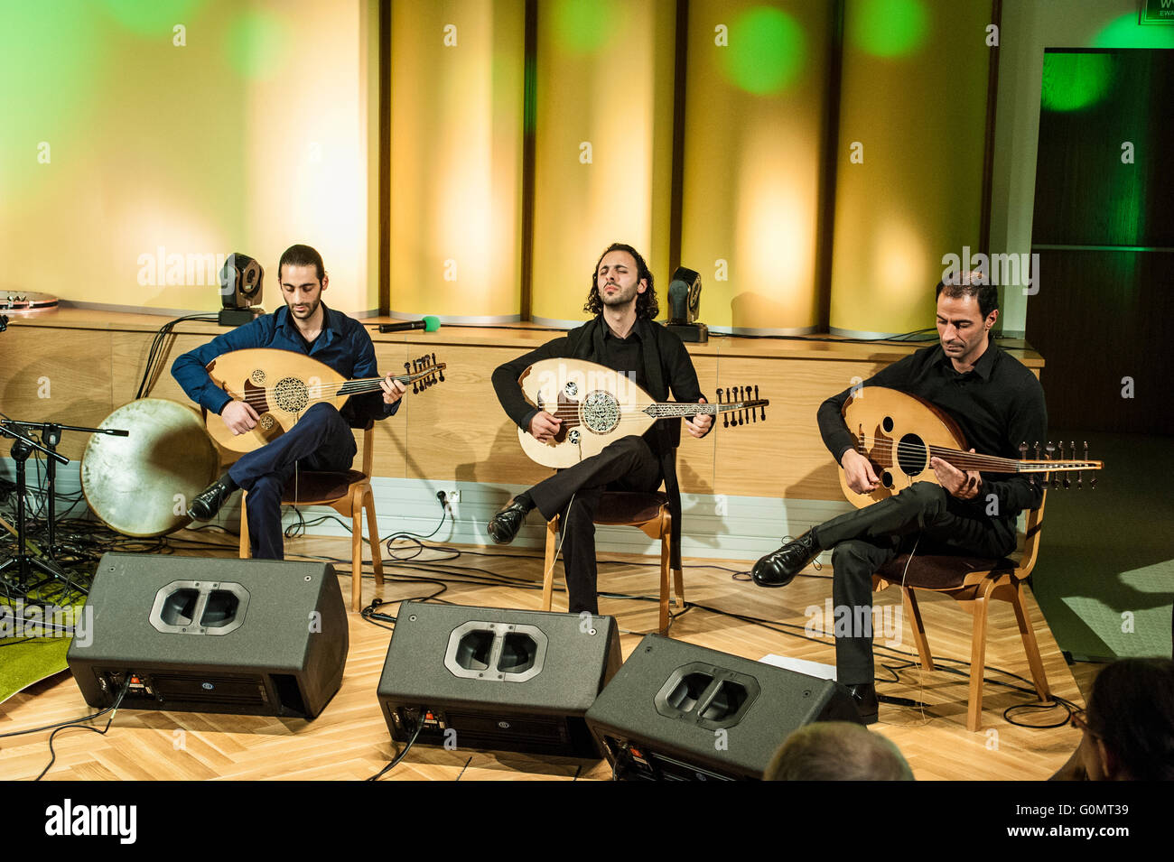 Musicisti palestinesi suonare dal vivo presso il polacco di Radio studio a Varsavia in Polonia. Foto Stock