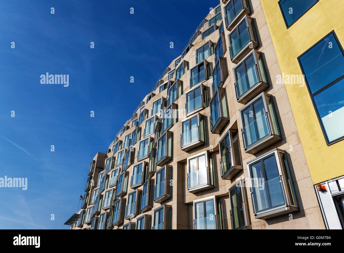 DZ Bank Building in Pariser Platz, progettato dall architetto Frank O Gehry nel 1998 Berlin Germania Europa Foto Stock