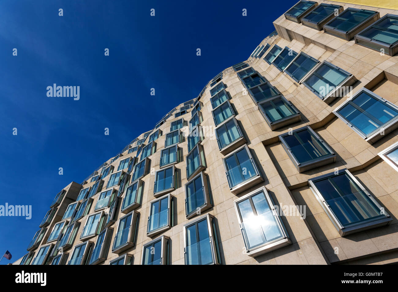 DZ Bank Building in Pariser Platz, progettato dall architetto Frank O Gehry nel 1998 Berlin Germania Europa Foto Stock