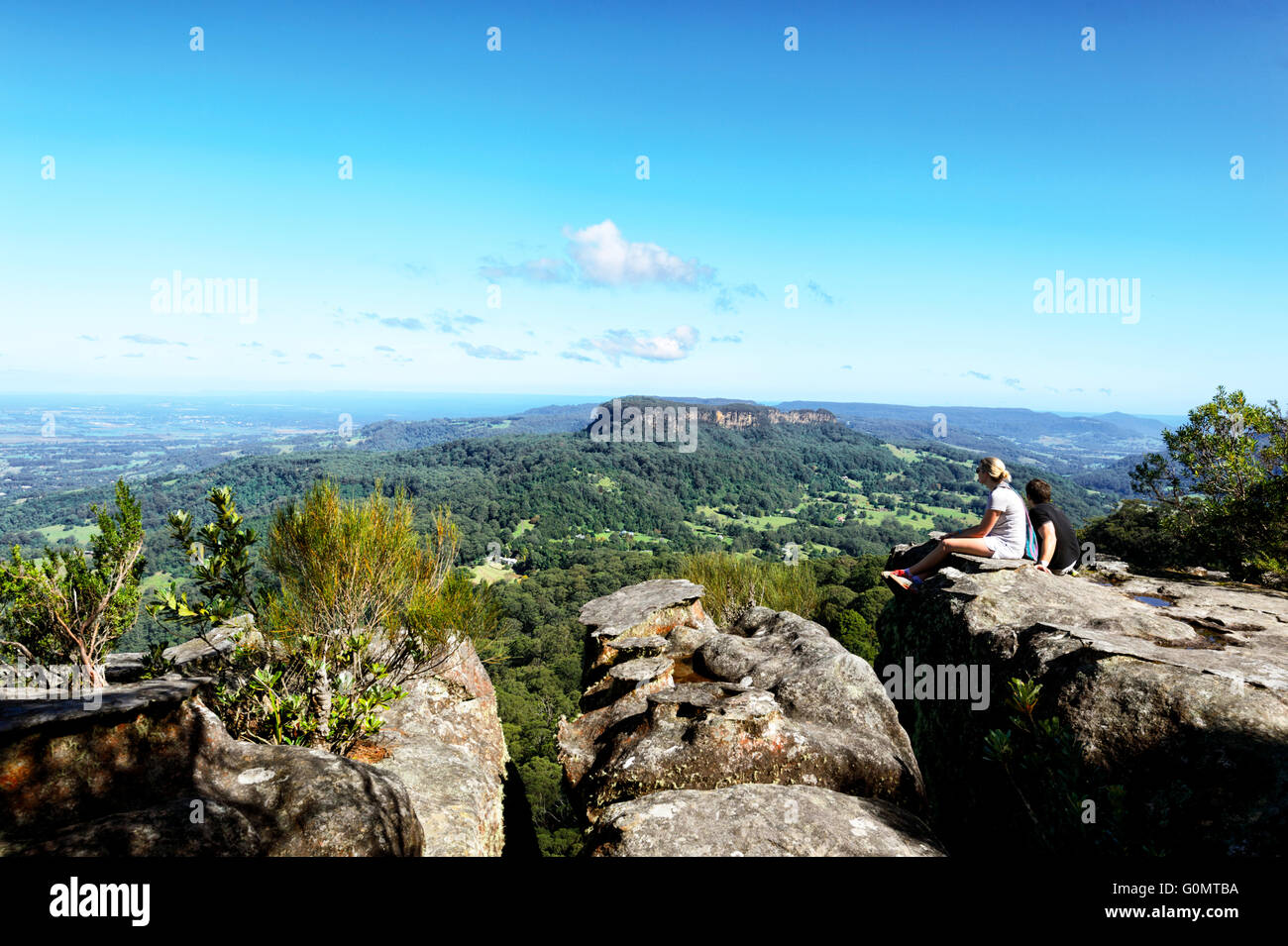 Walkers a Drawing Room rocce Lookout, terreni aridi Riserva Naturale, Berry, Nuovo Galles del Sud, Australia Foto Stock