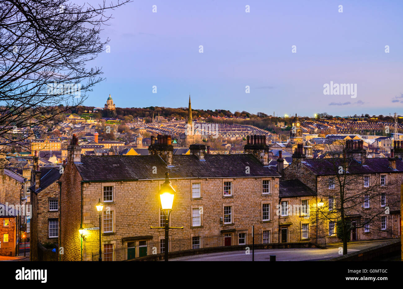 Vista serale su Lancaster Inghilterra da Castle Hill con il Ashton Memorial sullo skyline Foto Stock