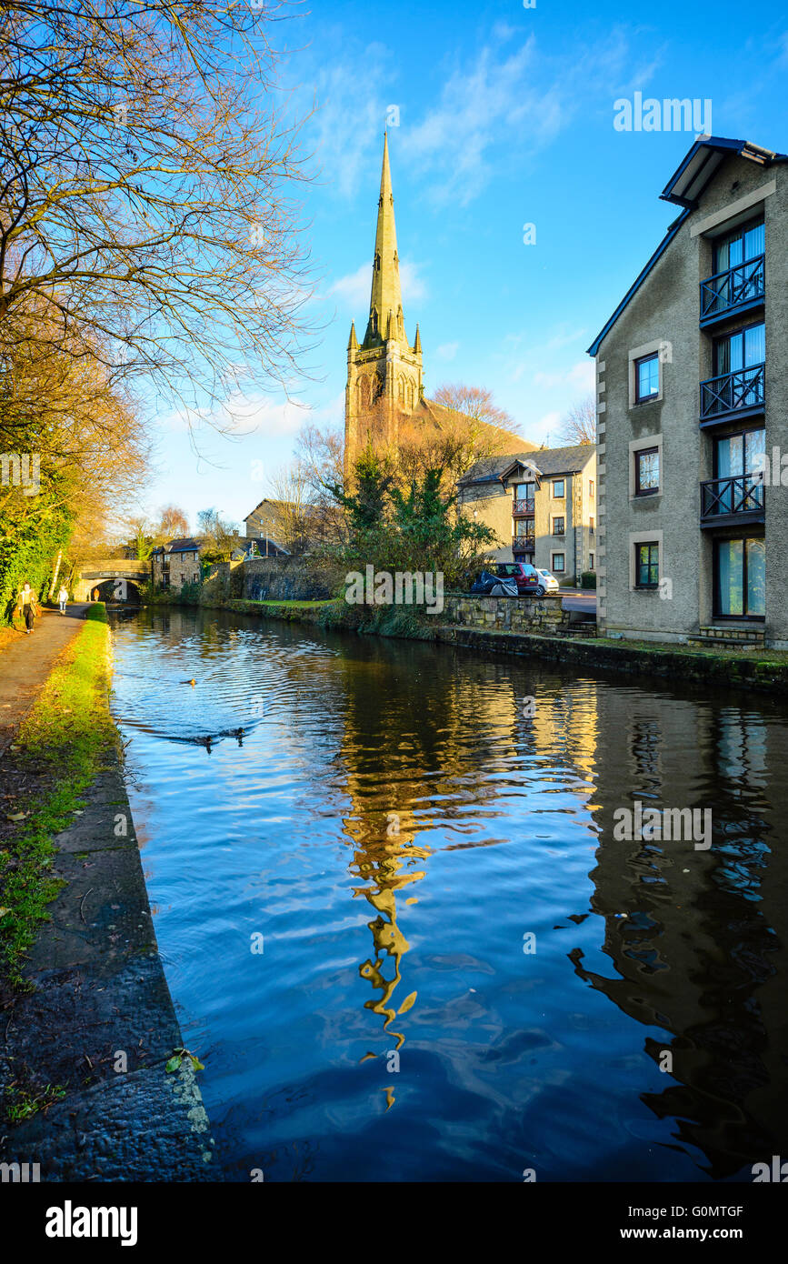 San Pietro Cattedrale cattolica romana Lancaster Inghilterra riflessa in Lancaster Canal Foto Stock