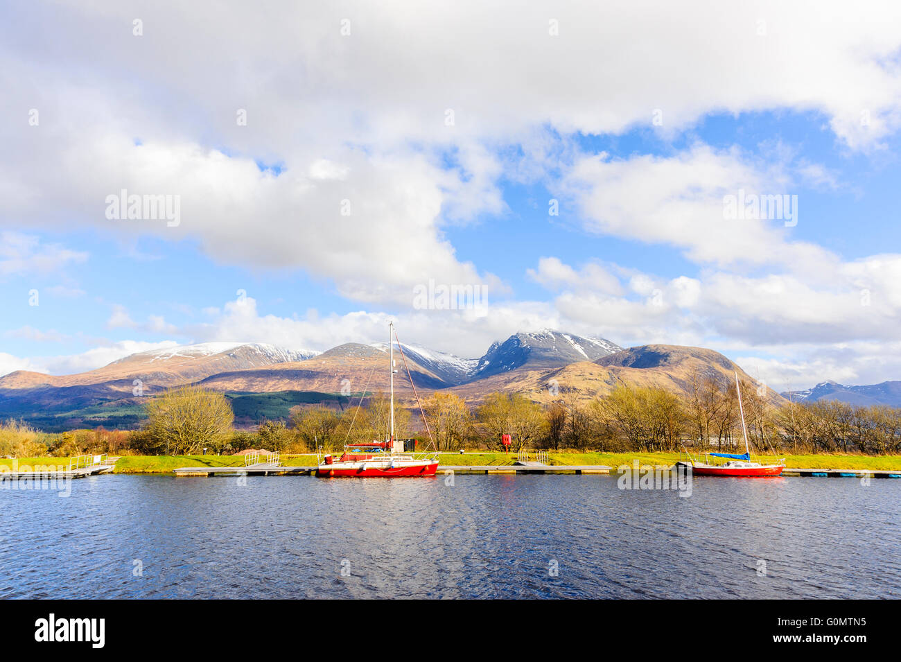 Aonach Mor, (L) Carn Dearg Mor (centro) e Ben Nevis (R) dal Caledonian Canal vicino a Fort William, Scozia Foto Stock