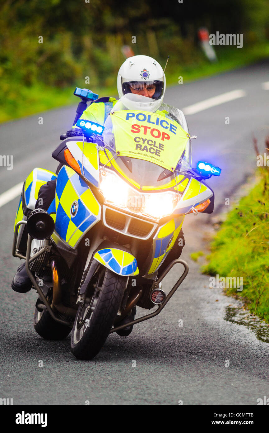 Polizia moto outrider nel tour della Gran Bretagna cycle race Foto Stock