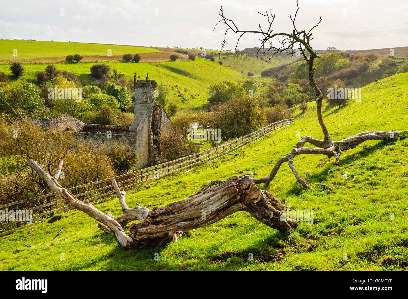 La rovina di San Martino la chiesa parrocchiale a Wharram Percy nel Yorkshire Wolds; una vista dalla Yorkshire Wolds Way National Trail Foto Stock