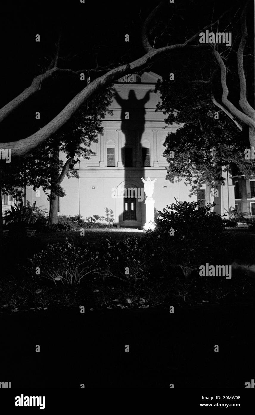 Saint Louis cattedrale, New Orleans, Louisiana, Stati Uniti d'America. Ombra della statua di Gesù. Novembre 1990 Foto Stock