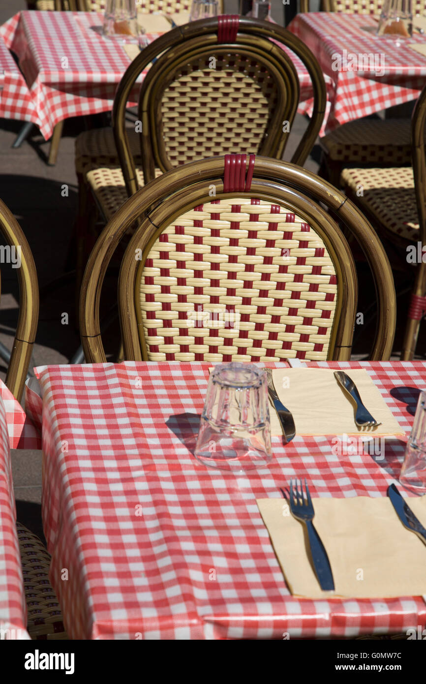Il cafe ristorante tavoli e sedie su strada Foto Stock