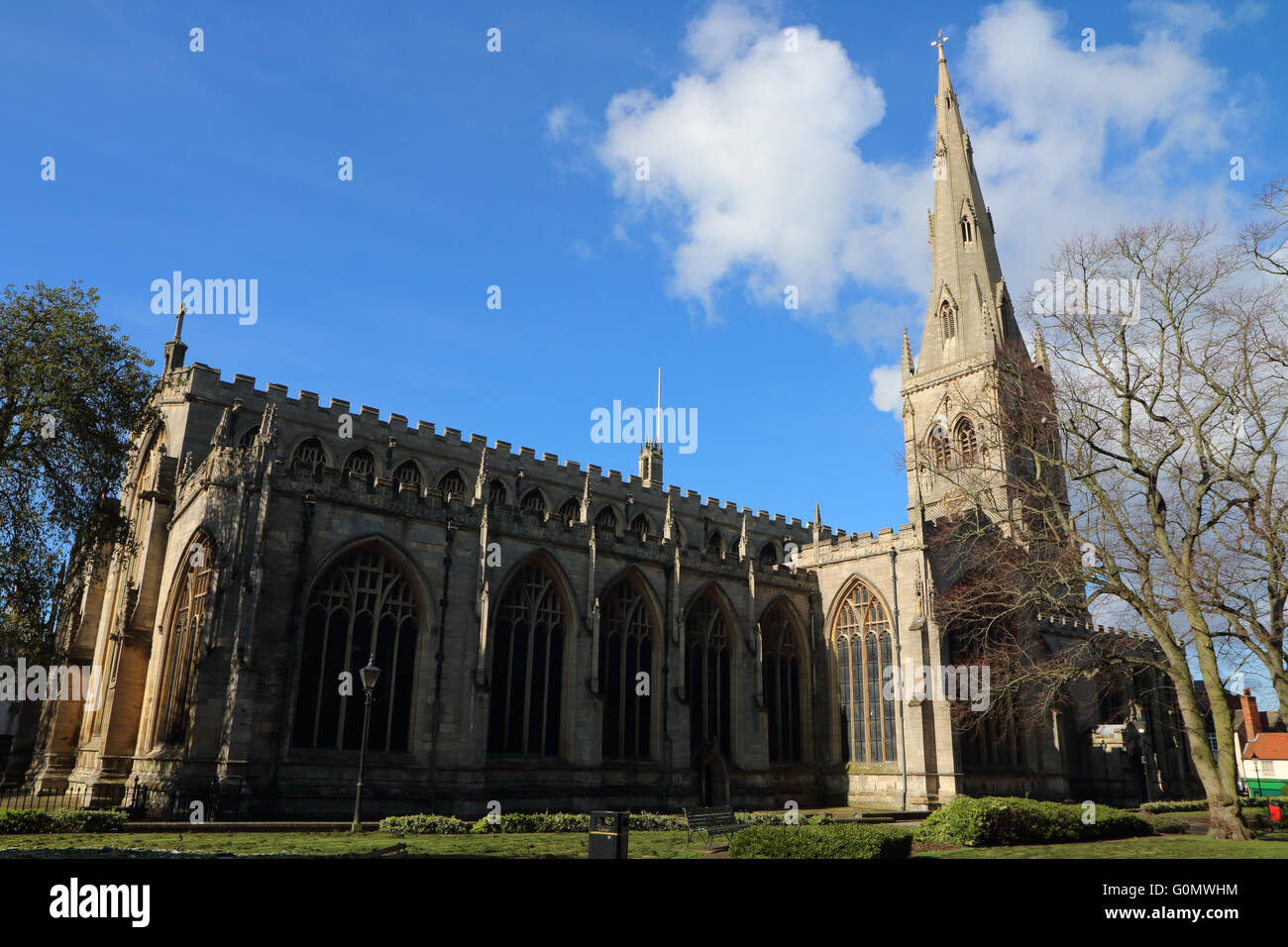 Chiesa di St Mary Magadalene Newark-on-Trent con una delle più alte torri in Inghilterra sotto i cieli blu Foto Stock