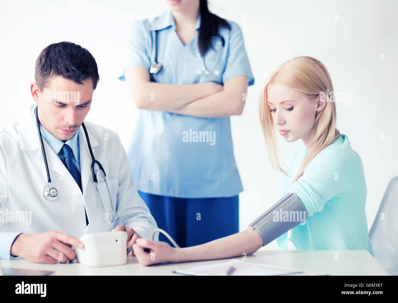 Il medico e il paziente in ospedale Foto Stock