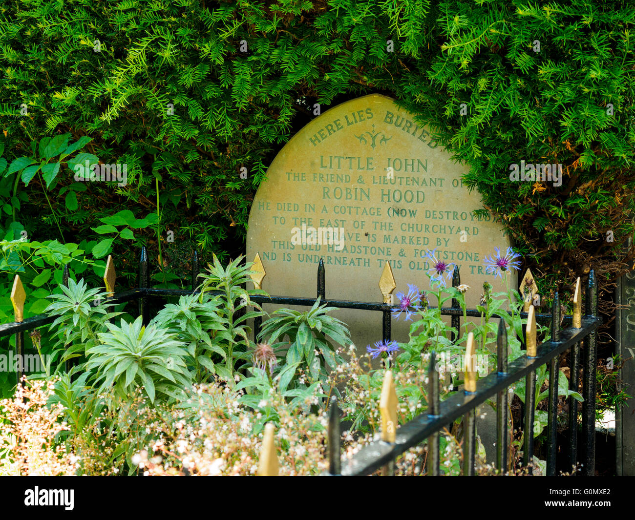 Lastra tombale di Giovanni piccolo compagno di fuorilegge di Robin Hood fama a Hathersage nel distretto di Peak Derbyshire Inghilterra Foto Stock