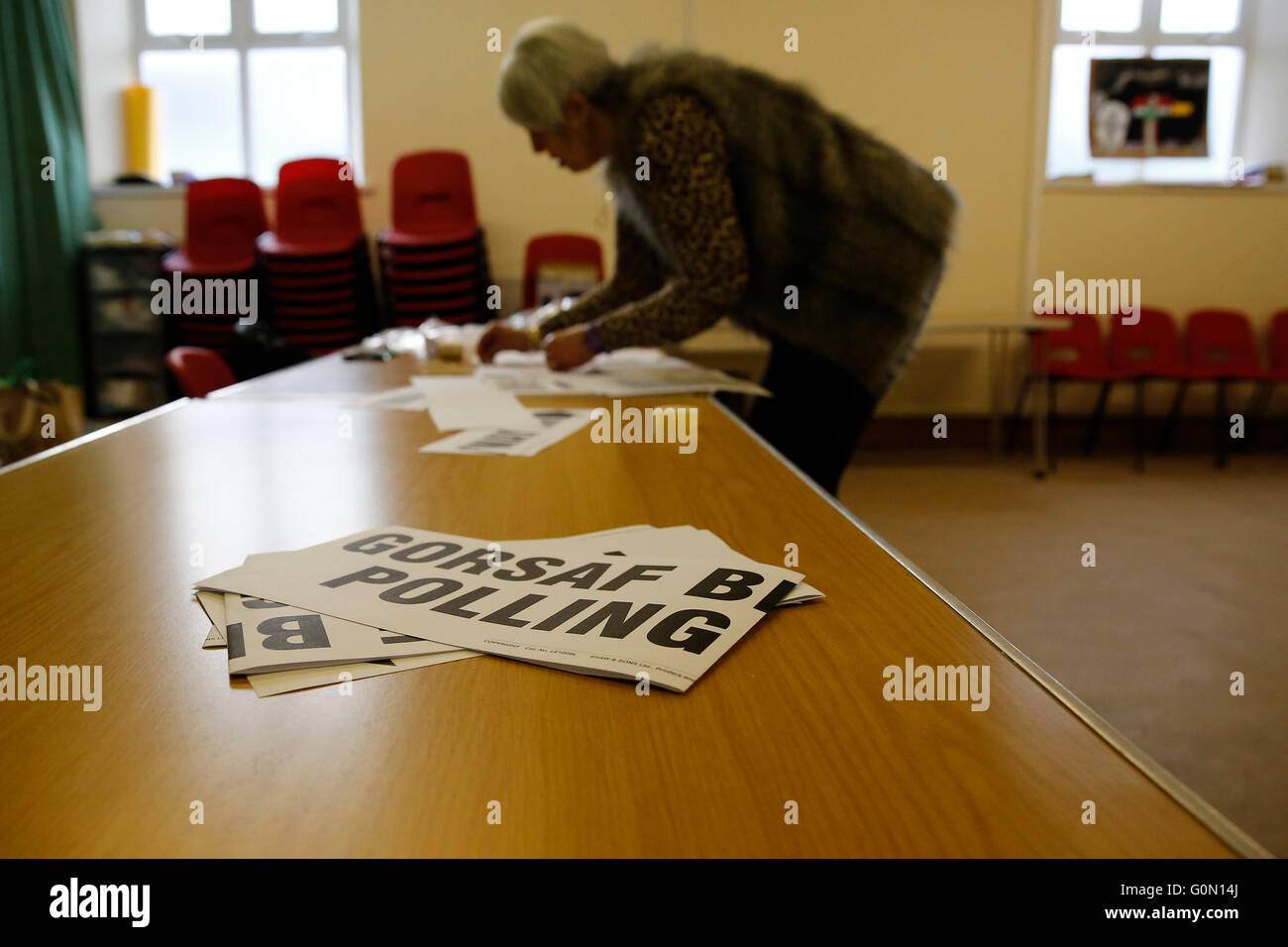Un volontario ordina seggio indicazioni per gli elettori a Betania inglese chiesa battista, Rhondda, Galles, sulle elezioni generali giorno 2015, 07/05/15. Foto Stock