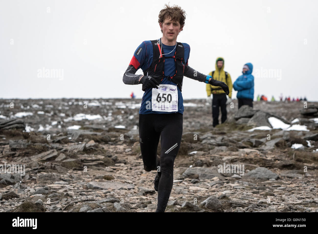 Vincitore Marc Lauenstein fa il suo modo fuori il vertice di Ingleborough durante l annuale tre picchi di gara Foto Stock