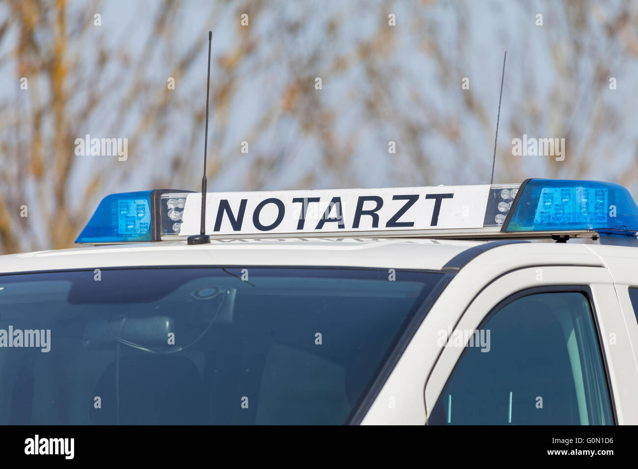 Emergenza tedesco ambulanza sorge sulla strada Foto Stock