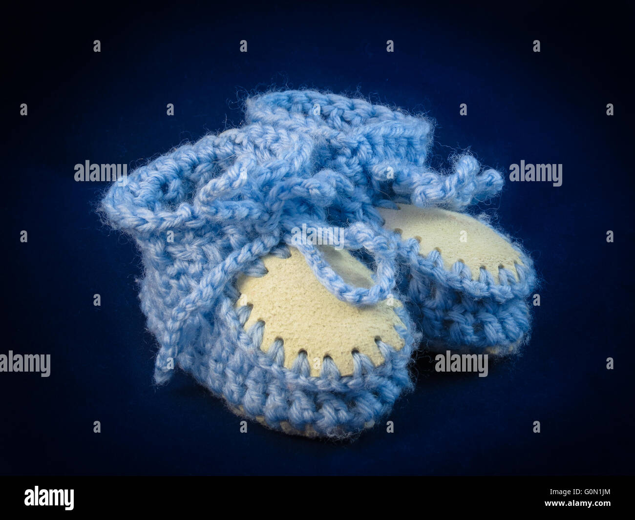 Bellissimo bambino stivali in blu ma potrebbe essere facilmente cambiare al rosa in Photoshop. Foto Stock
