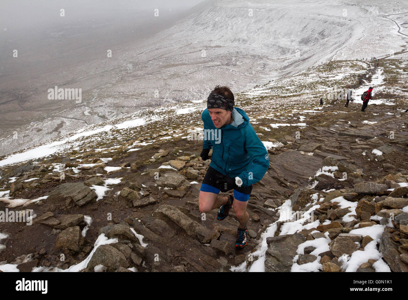 Un runner rende la salita alla vetta del Ingleborough durante l annuale tre picchi di gara Foto Stock