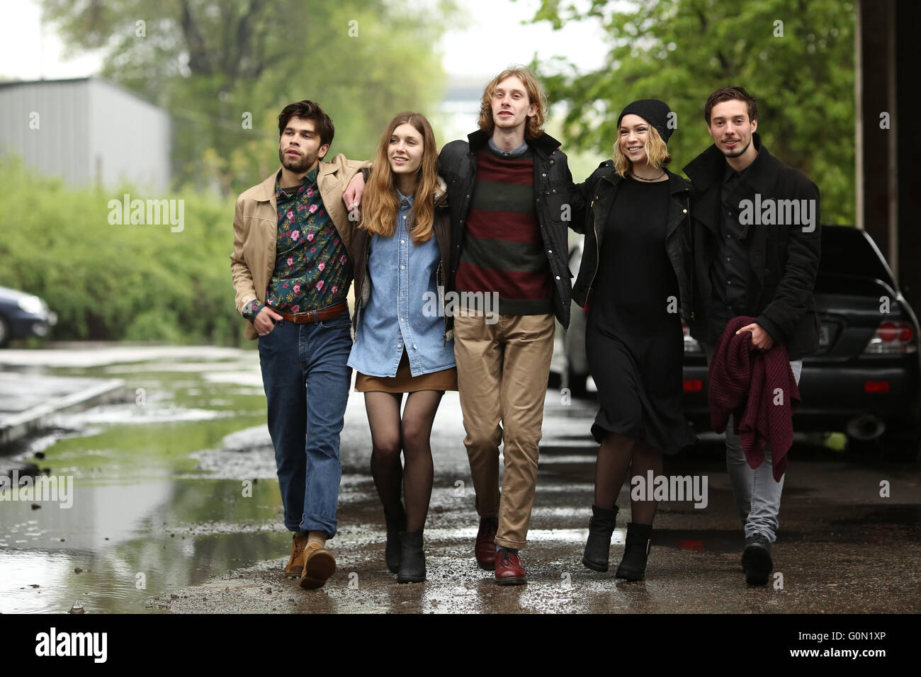 Un gruppo di giovani andare e sorridente Foto Stock