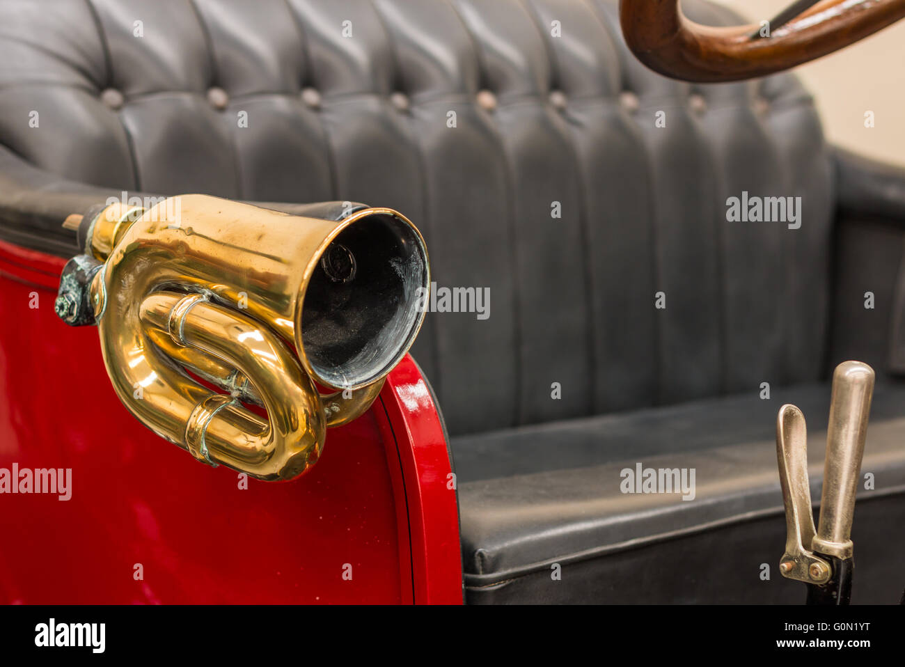 Brass car horn immagini e fotografie stock ad alta risoluzione - Alamy