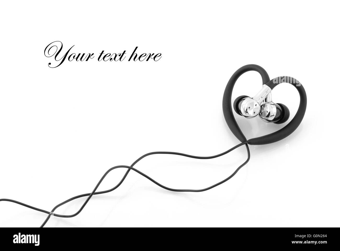 A forma di cuore di auricolari isolato su bianco Foto Stock