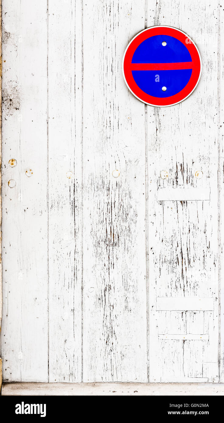 Parcheggio non cantare in un garage weathered bianco porta in legno con vernice bianca scheggiate e peeling. Foto Stock