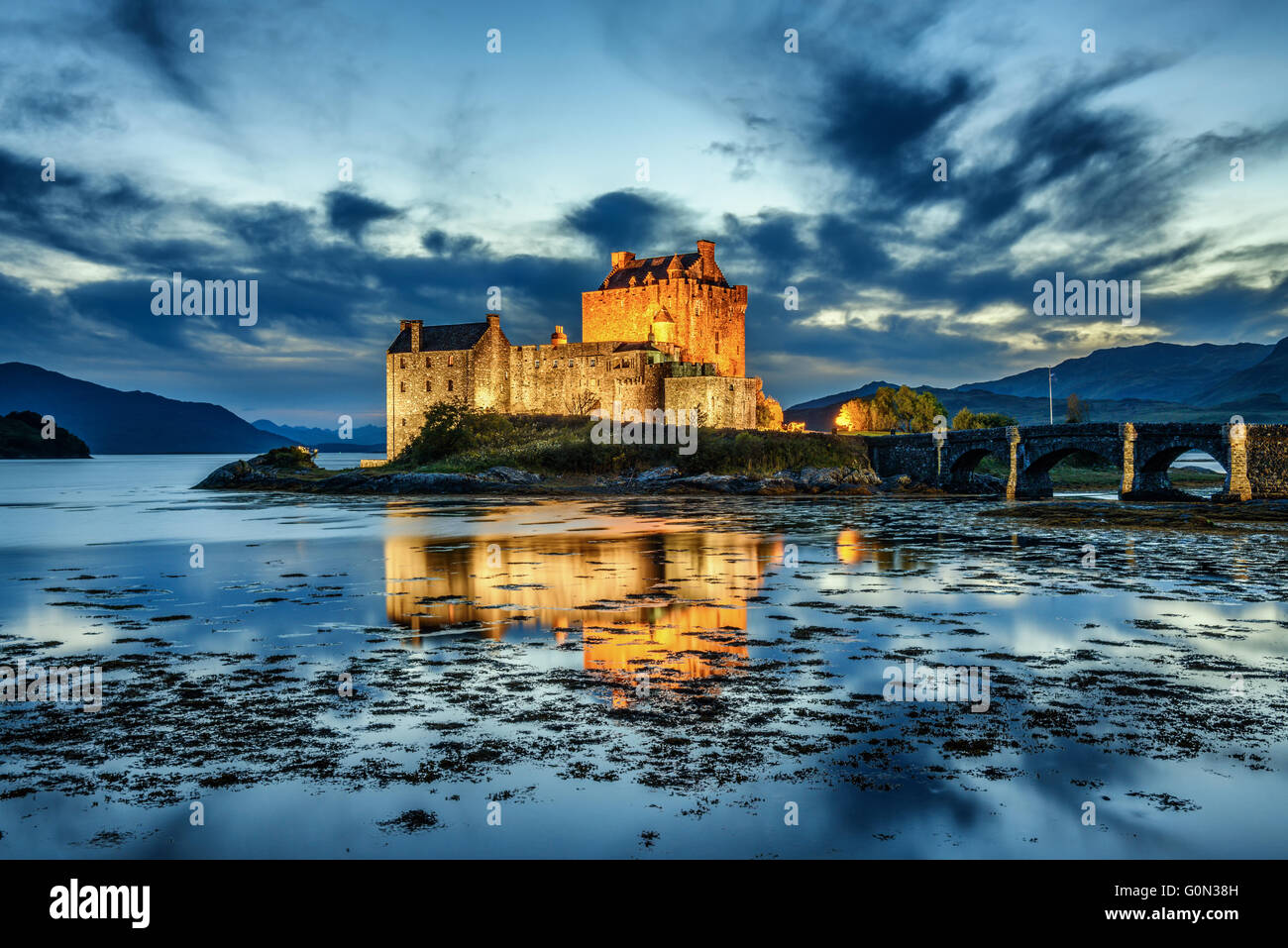 Eilean Donan Castle durante ore blu dopo il tramonto. Foto Stock