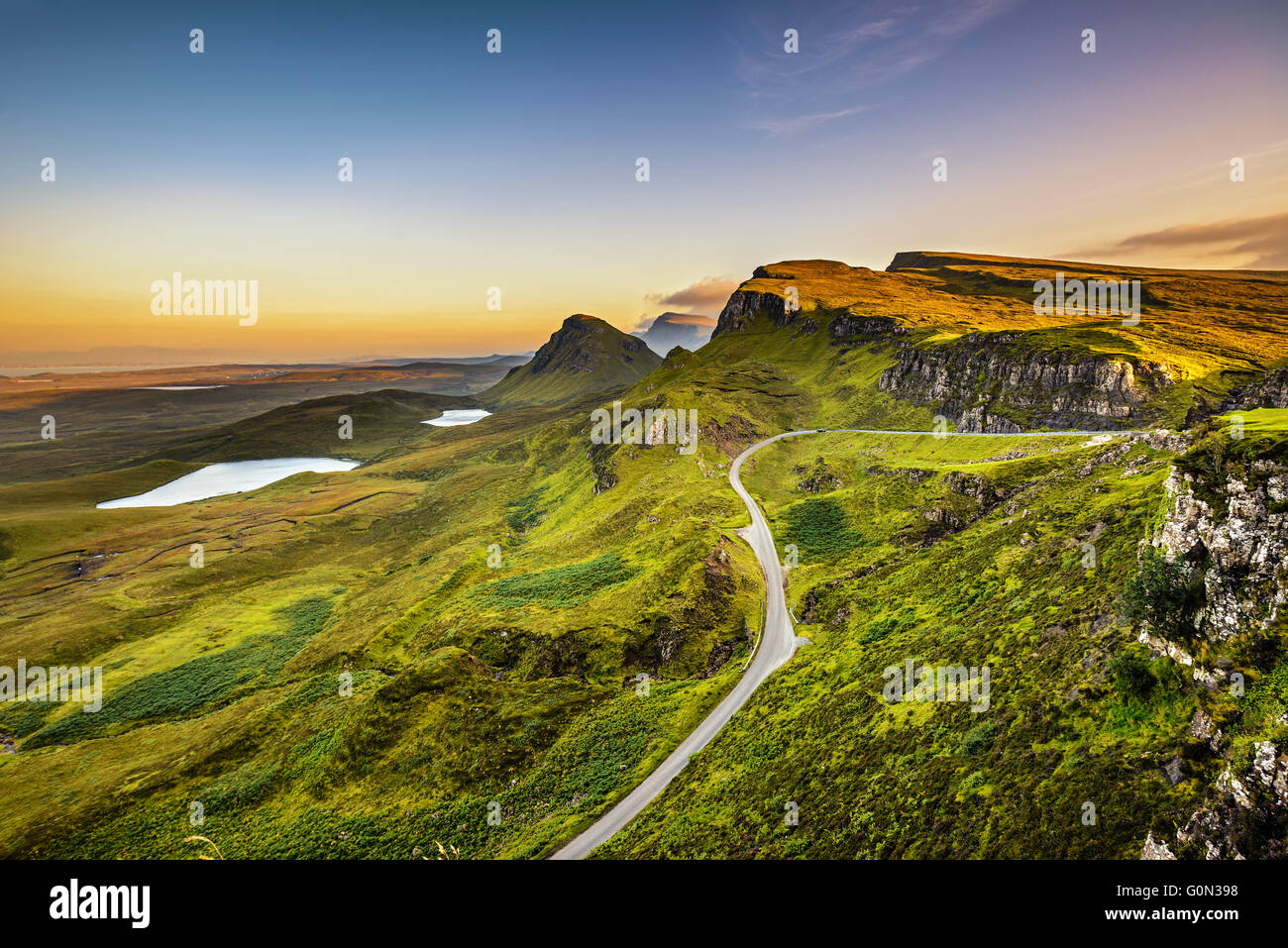 Montagne Quiraing tramonto a Isola di Skye, Highlands scozzesi, Regno Unito Foto Stock