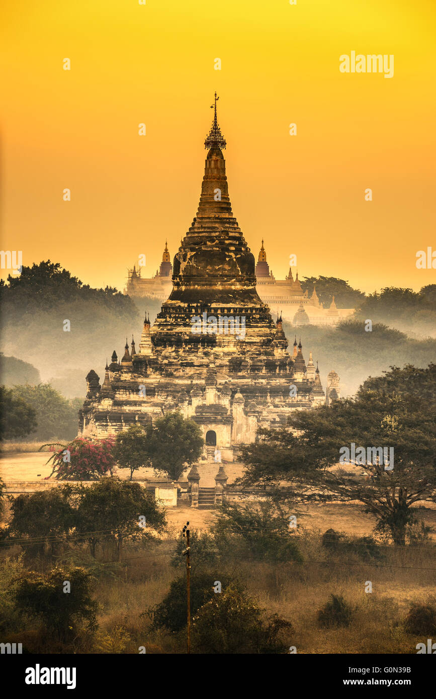 Scenic sunrise al di sopra di un tempio buddista di Bagan, Myanmar Foto Stock