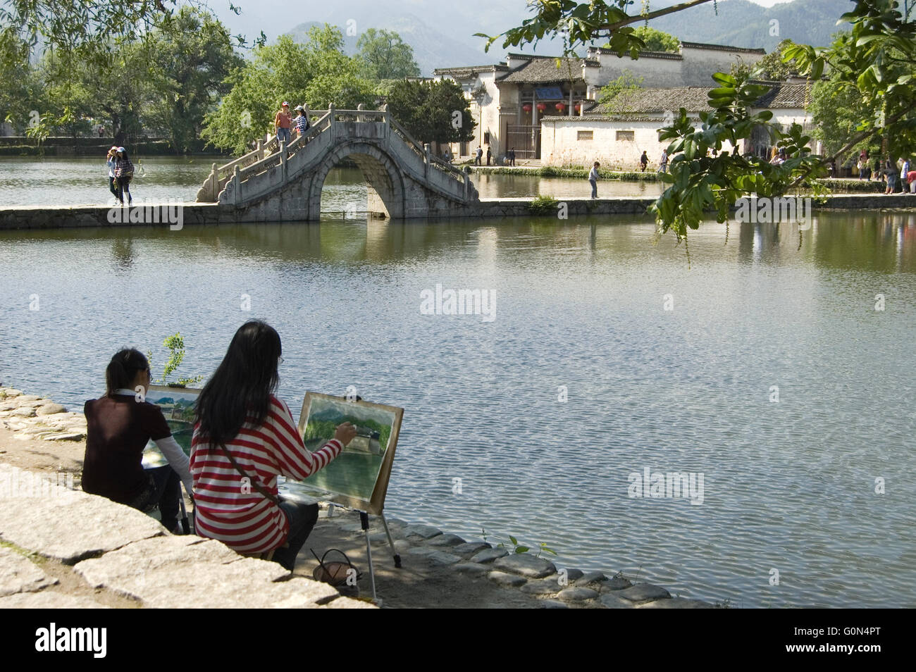 Gli artisti della pittura la celebre ponte a Hongcun, Anhui, Cina Foto Stock
