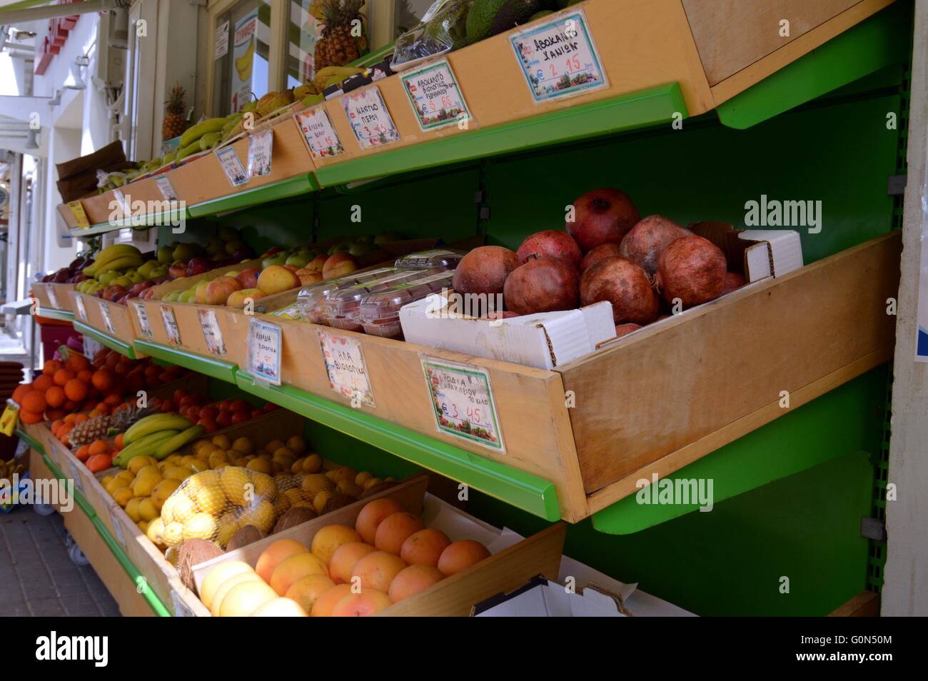 Visualizzazione delle scatole di frutta fresca per essere venduti con i limoni e le arance, banane, kiwi, limette..... Foto Stock