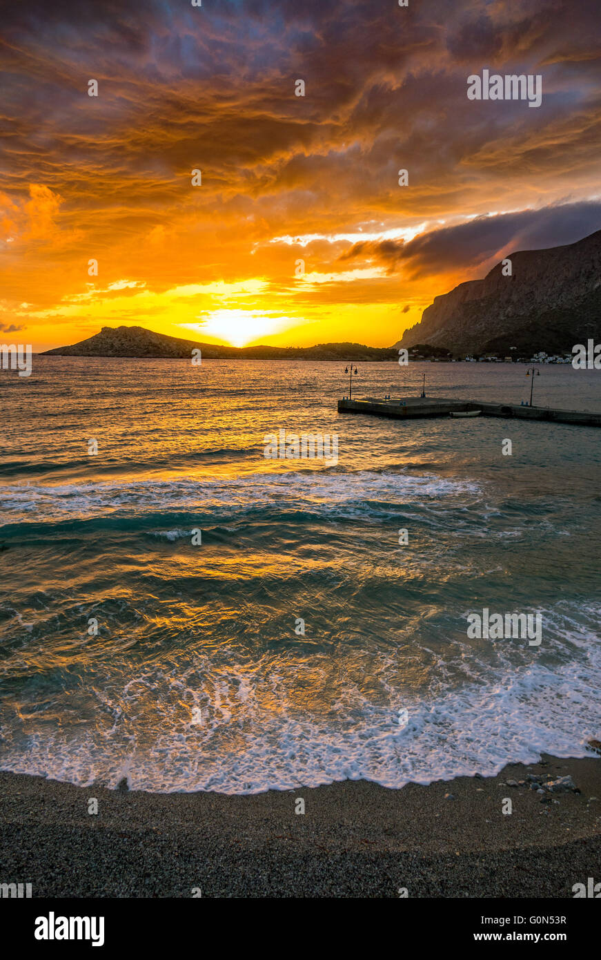 Tramonto spettacolare con Telendos Island da Kalymnos Foto Stock