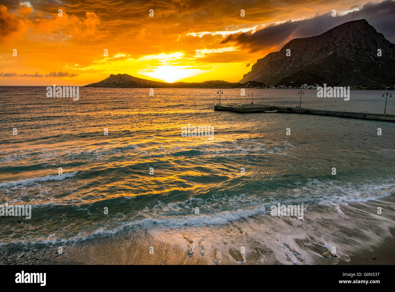 Tramonto spettacolare con Telendos Island da Kalymnos Foto Stock