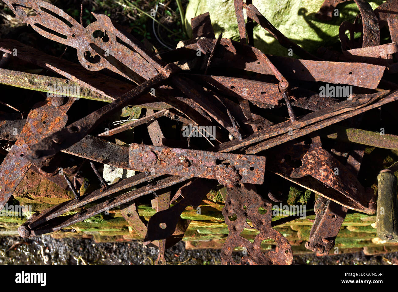 Un assortimento di vecchi utensili in ferro e oggetti, still life Foto Stock