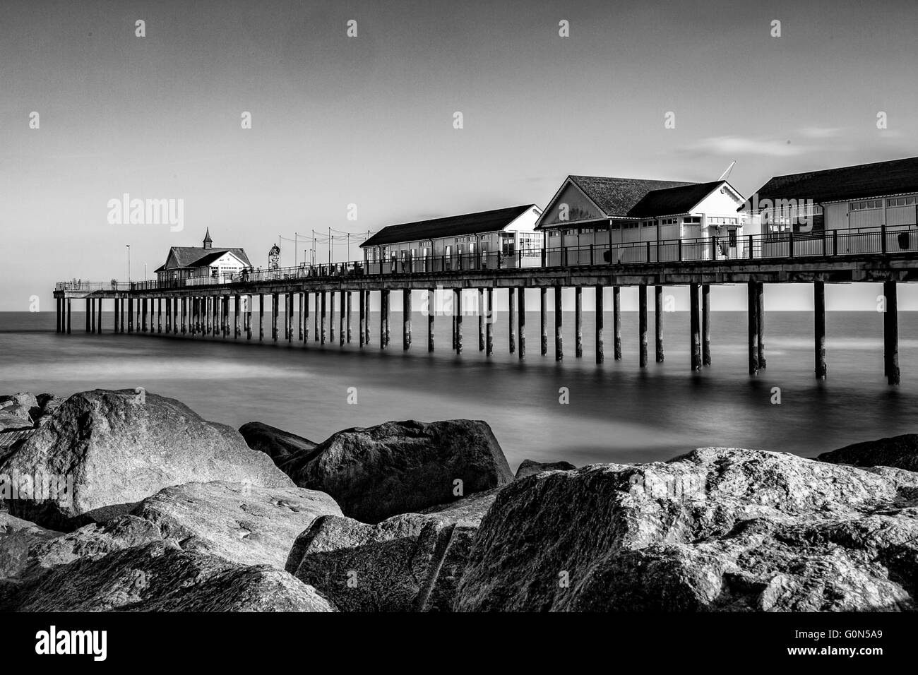Southwold Pier sulla costa di Suffolk con il Mare del Nord molto tranquillo Foto Stock
