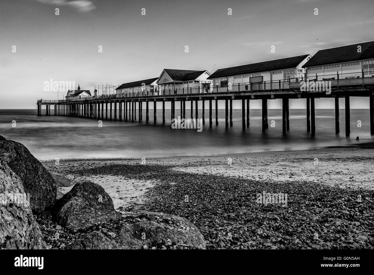 Southwold Pier sulla costa di Suffolk con il Mare del Nord molto tranquillo Foto Stock