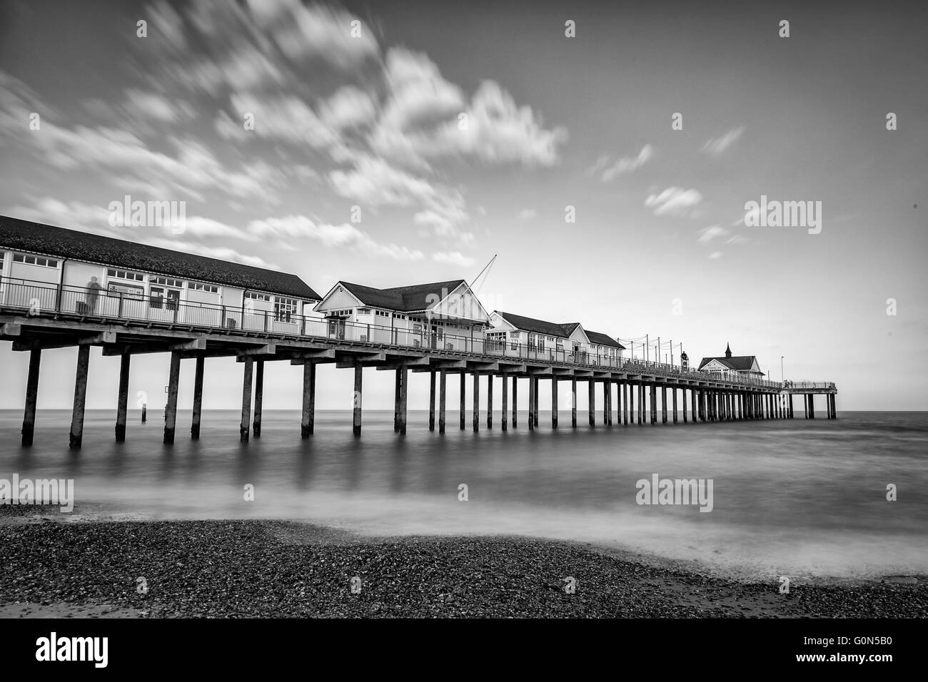 Southwold Pier sulla costa di Suffolk con il Mare del Nord molto tranquillo Foto Stock