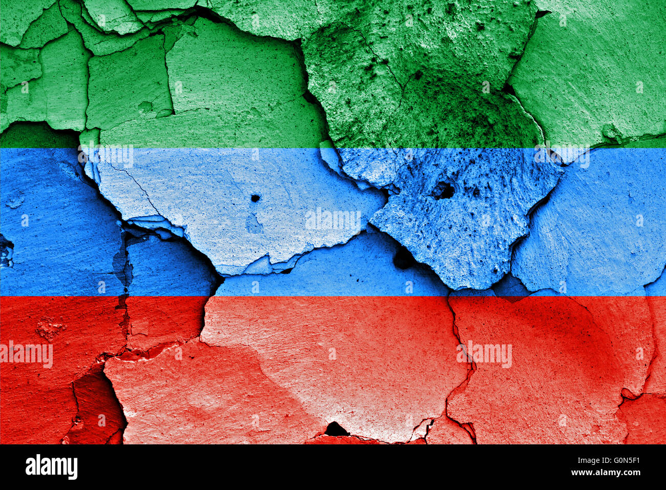 Bandiera del Daghestan dipinta sulla parete incrinato Foto Stock
