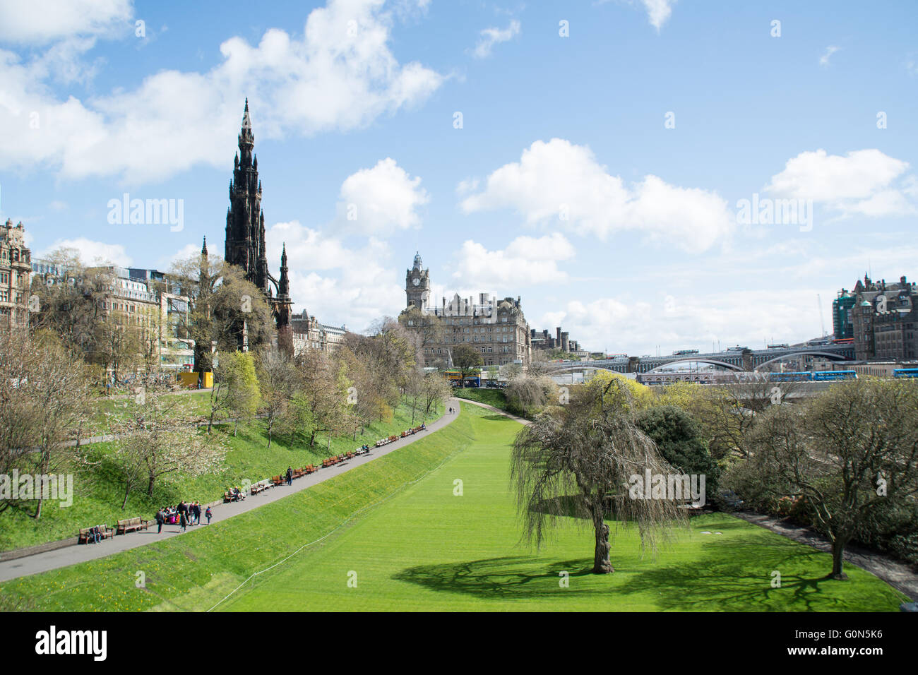 Una vista sui giardini di Princes Street con lo skyline di Edimburgo in background su una soleggiata giornata di primavera Foto Stock