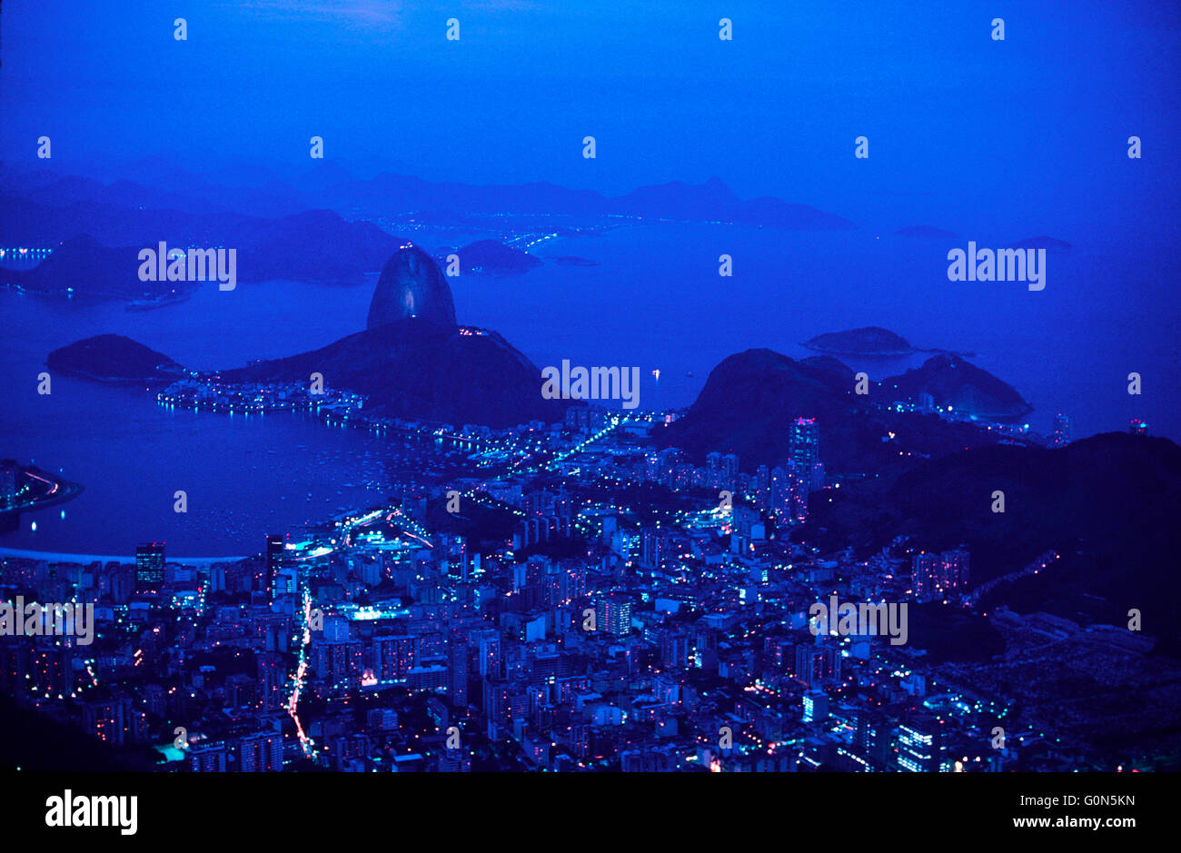 Il Brasile, Rio de Janeiro, vista la città con la canna da zucchero mountain dal Corcovado , Copacabana, spiaggia, Flamengo, crepuscolo, downtown Foto Stock