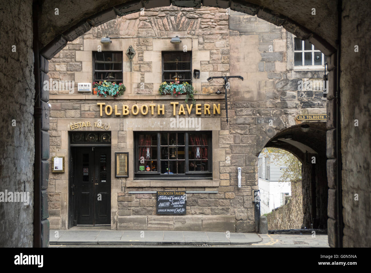 Edimburgo, Scozia - 2 Maggio 2016: la storica Tolbooth Tavern situato lungo Canongate sul Royal Mile Foto Stock