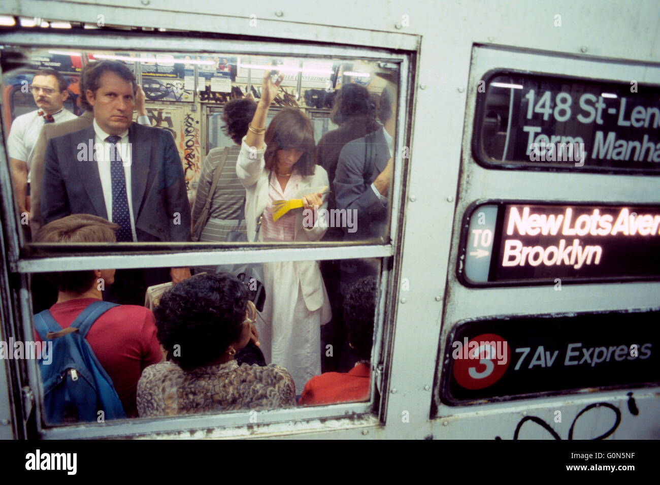 New York, la metropolitana, i piloti sul numero 3 treno express, passeggeri pendolari, settima avenue Express Foto Stock